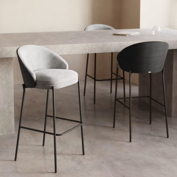 Kave Home Barstoel Eamy Lichtgrijs Chenille Essenhoutfineer Zwart