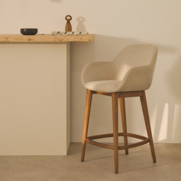 Kave Home Barstoel Konna Beige met Essenhouten Poten Donker 65cm
